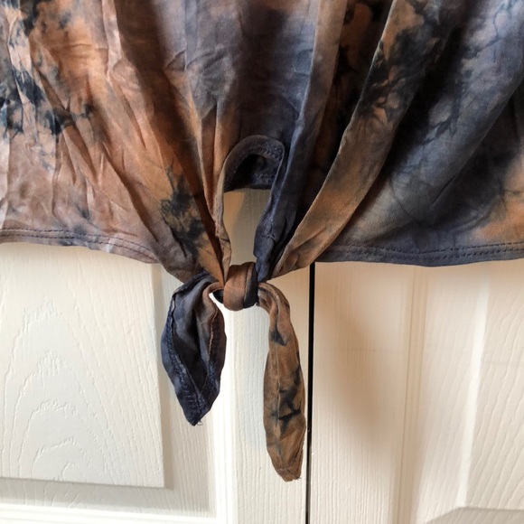 Women’s tee - Picture 2 of 3